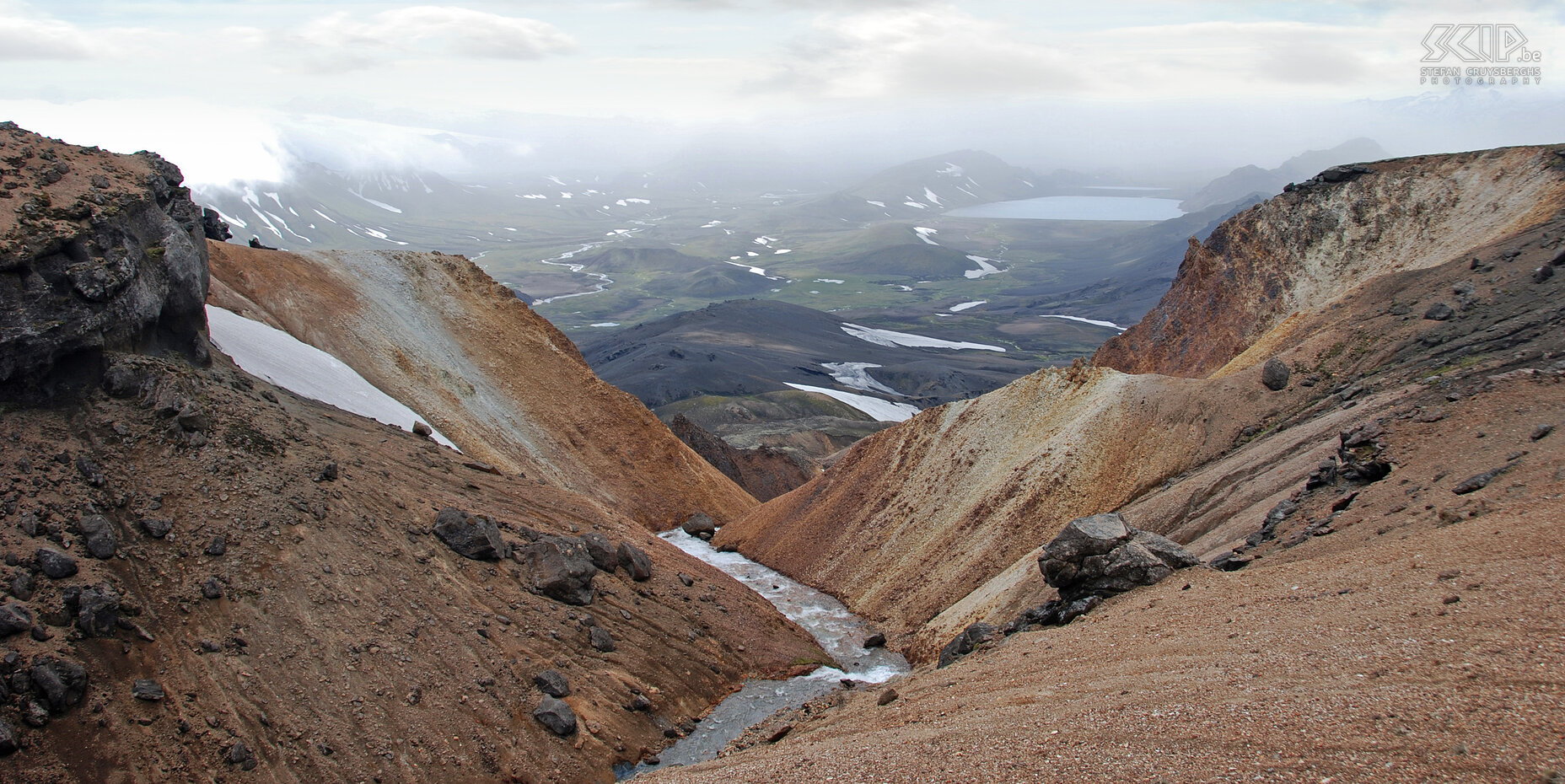 Naar Álftavatn Er komt een beetje mist opzetten maar toch zien we vanaf de laatste bergtop het Álftavatn meer al liggen. In de vallei moeten we nog wel de ijskoude rivier Grashagakvísl door. Stefan Cruysberghs